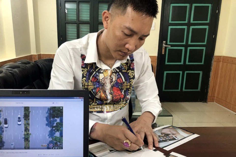 Xử phạt Huấn hoa hồng vì bôi nhọ thanh niên, công chức TPHCM - 1 Xử phạt Huấn hoa hồng vì bôi nhọ thanh niên, công chức TPHCM - 1