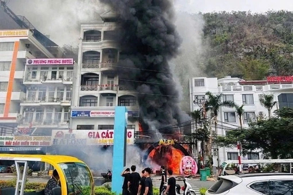 Cháy quán pub trên đảo Cát Bà, 3 người bị thương - 1 Cháy quán pub trên đảo Cát Bà, 3 người bị thương - 1