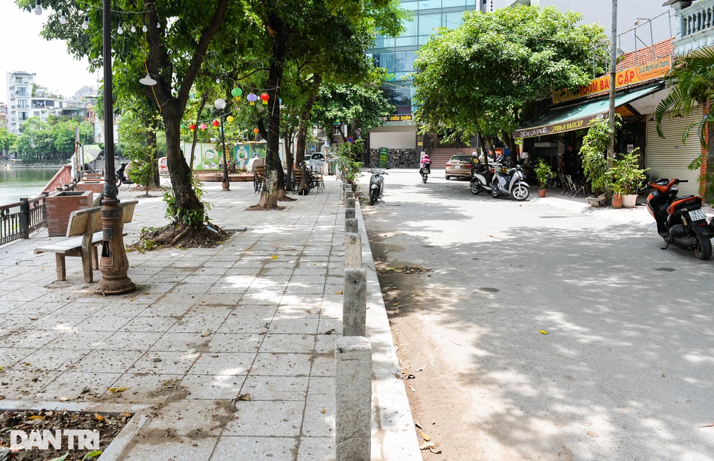 Hà Nội: Cọc bê tông mọc quanh hồ Văn Chương để ngăn lấn chiếm vỉa hè - 2 Hà Nội: Cọc bê tông mọc quanh hồ Văn Chương để ngăn lấn chiếm vỉa hè - 2