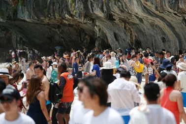 Khách du lịch đã phá hủy bãi biển du lịch nổi tiếng của Thái lan như thế nào?