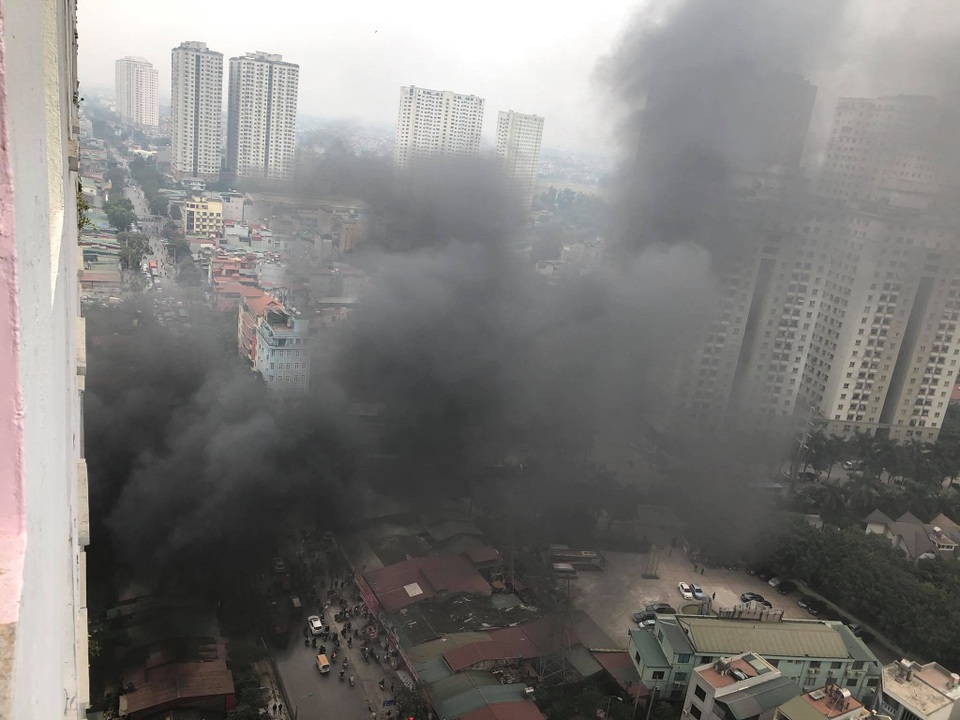 Hà Nội: Cháy bãi gửi ô tô gần chung cư Xa La - 3 Hà Nội: Cháy bãi gửi ô tô gần chung cư Xa La - 3