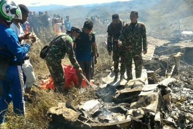 Máy bay quân sự Indonesia đâm vào núi, toàn bộ 13 người thiệt mạng