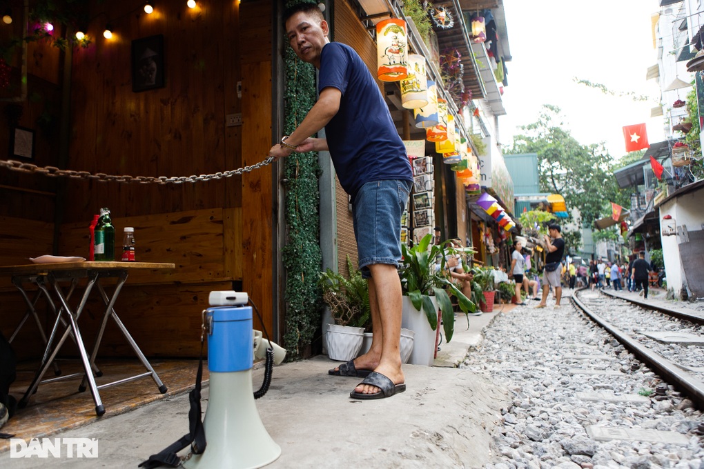 Chủ quán cà phê đường tàu Hà Nội trang bị loa, dựng rào cảnh báo du khách - 4 Chủ quán cà phê đường tàu Hà Nội trang bị loa, dựng rào cảnh báo du khách - 4