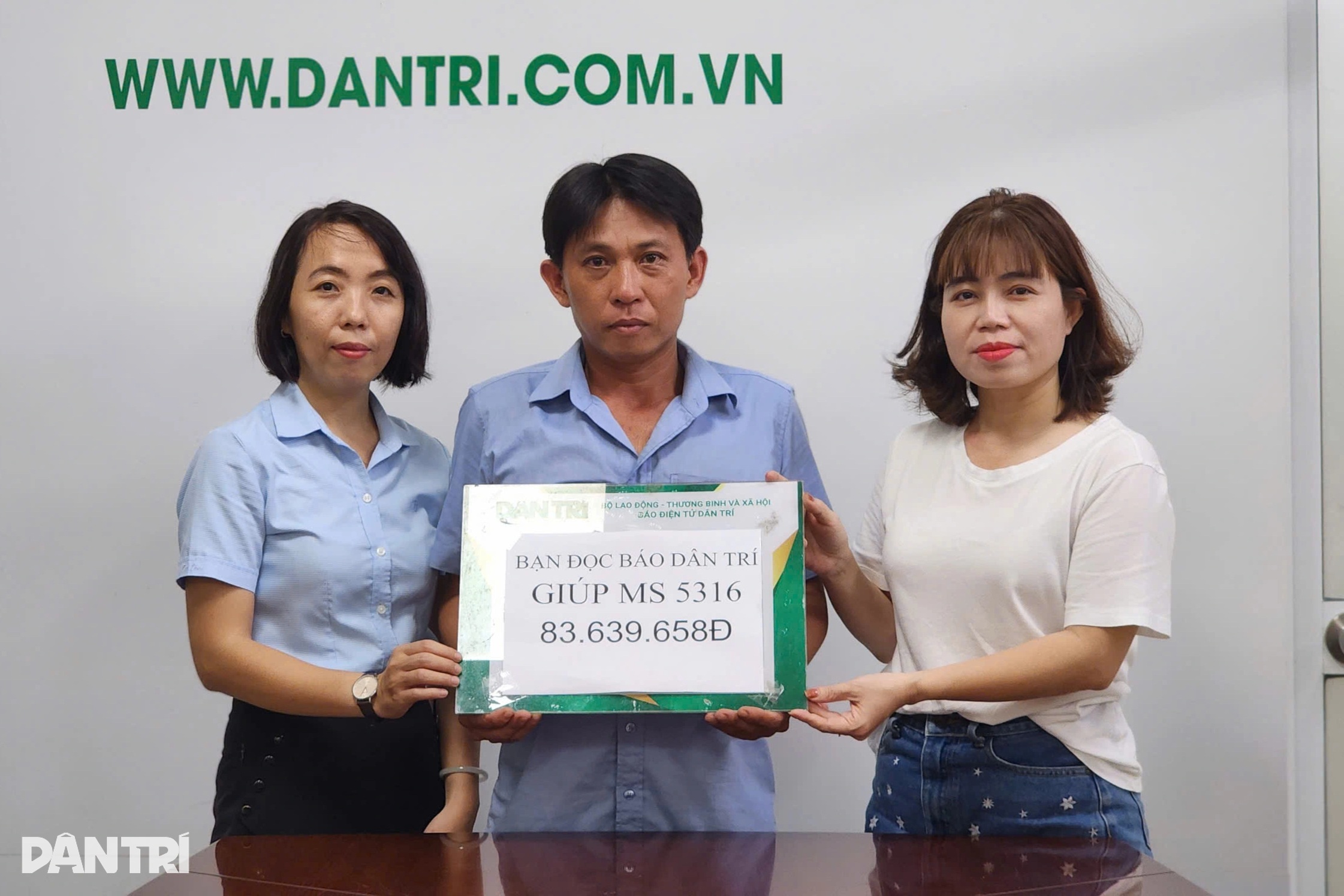 Apoio financeiro de mais de 83 milhões de VND para 3 filhos de paciente falecida devido a falência múltipla de órgãos - 1 Hỗ trợ hơn 83 triệu đồng tới 3 con của nữ bệnh nhân mất do suy đa tạng - 1