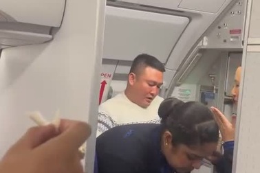 Các nữ tiếp viên Ấn Độ ăn bánh tráng với muối tôm trên máy bay