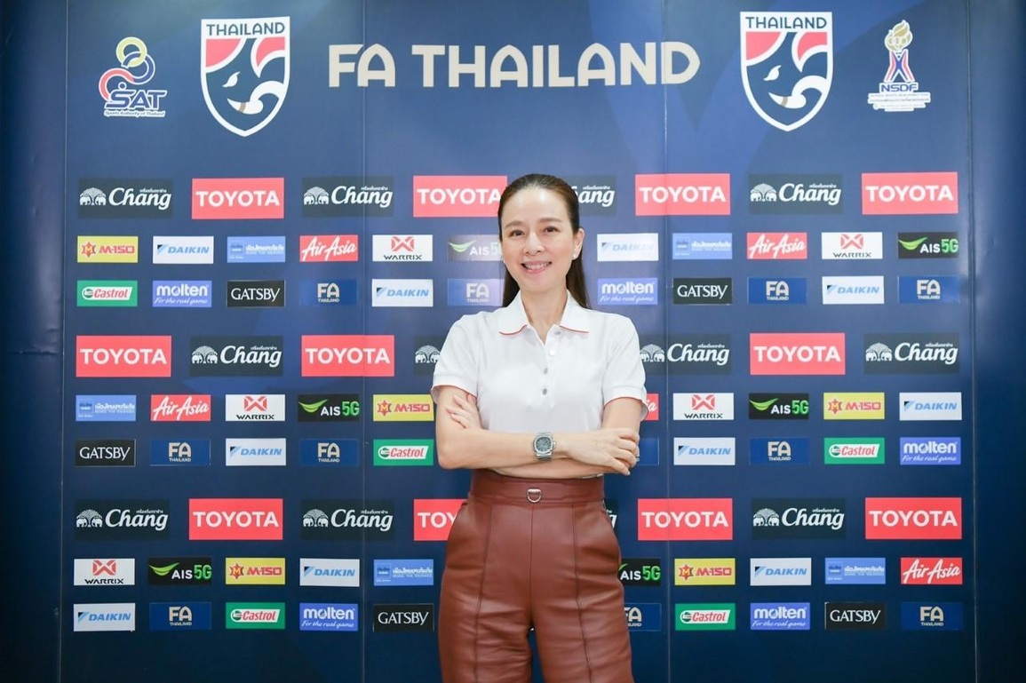 Vẻ xinh đẹp của nữ đại gia hứa thưởng lớn nếu Thái Lan vô địch AFF Cup - 4 Vẻ xinh đẹp của nữ đại gia hứa thưởng lớn nếu Thái Lan vô địch AFF Cup - 4