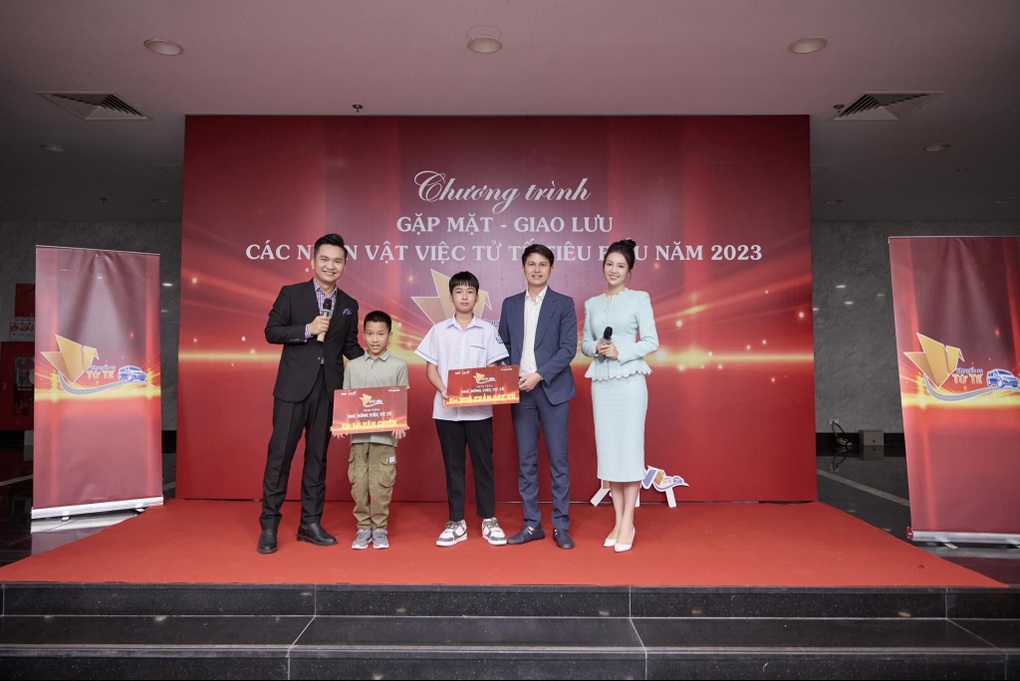 MC Thụy Vân xúc động khi dẫn chương trình Việc tử tế Tết Giáp Thìn - 1 MC Thụy Vân xúc động khi dẫn chương trình Việc tử tế Tết Giáp Thìn - 1