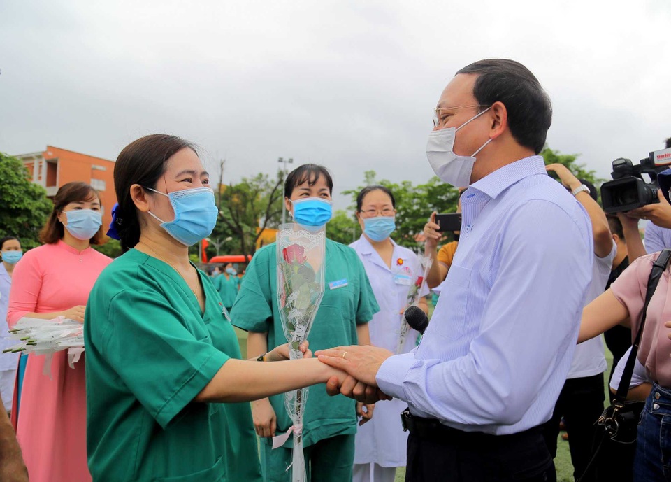 Quảng Ninh: 200 y bác sĩ, nhân viên y tế chính thức lên đường chi viện cho Bắc Giang - 2 Quảng Ninh: 200 y bác sĩ, nhân viên y tế chính thức lên đường chi viện cho Bắc Giang - 2