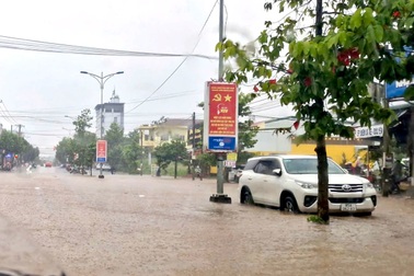 Mưa suốt 3 giờ, phố núi Bảo Lộc ngập sâu