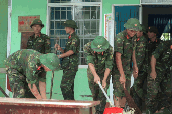 Lính Cụ Hồ dầm mình dọn nhà giúp dân ở vùng lũ Hòa Thịnh