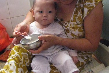 Truy tố 2 bị can vụ hành hạ bé gái 9 tháng tuổi