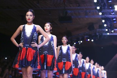 Tuần lễ thời trang quốc tế Việt Nam tiếp tục sôi động