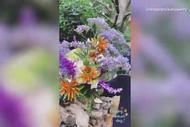 Orlando Bloom tự tay hái hoa tặng Katy Perry nhân Ngày của Mẹ (10/5 vừa qua