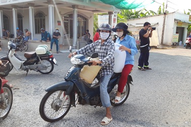 Vĩnh Long: Điều xe chữa cháy cấp nước sạch cho người dân vùng mặn