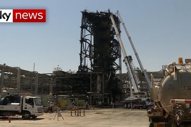 Nhà máy dầu Ả rập Xê út chi chít vết tích hỏa lực sau vụ tấn công chấn động