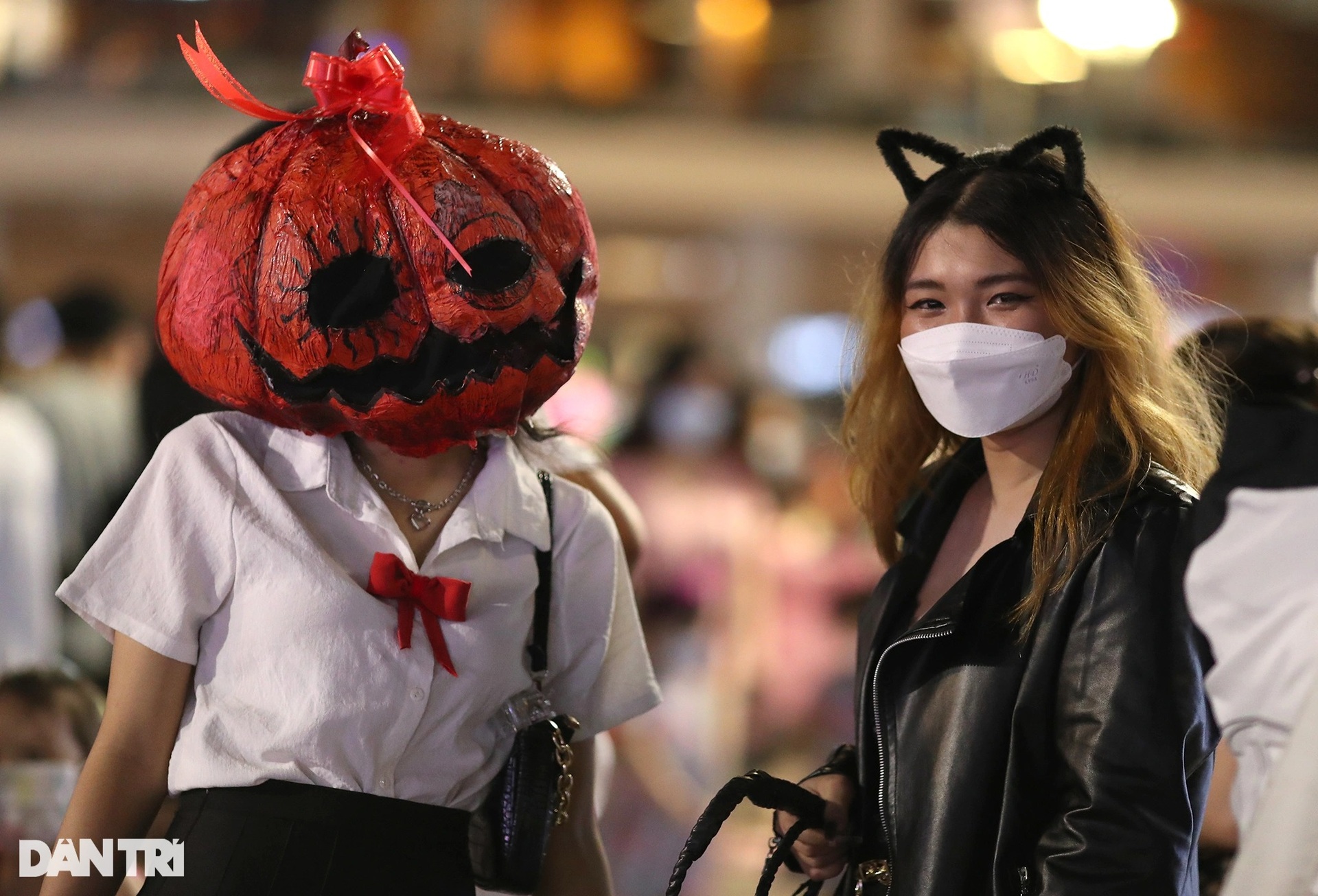 Giới trẻ diện cổ phục triều Nguyễn giữa đêm hóa trang ma quái ở TPHCM - 13 Giới trẻ diện cổ phục triều Nguyễn giữa đêm hóa trang ma quái ở TPHCM - 13