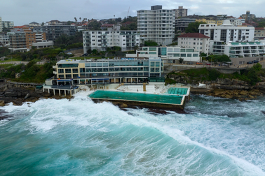 Icebergs - Bể bơi mùa đông lâu đời nhất thế giới chênh vênh giữa đại dương