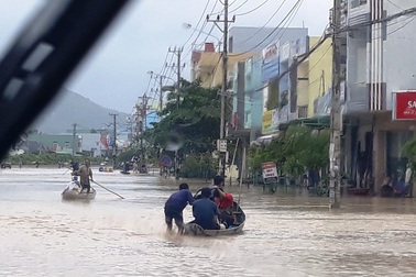 Bão vừa qua, người dân lại gồng mình chống chọi với lũ