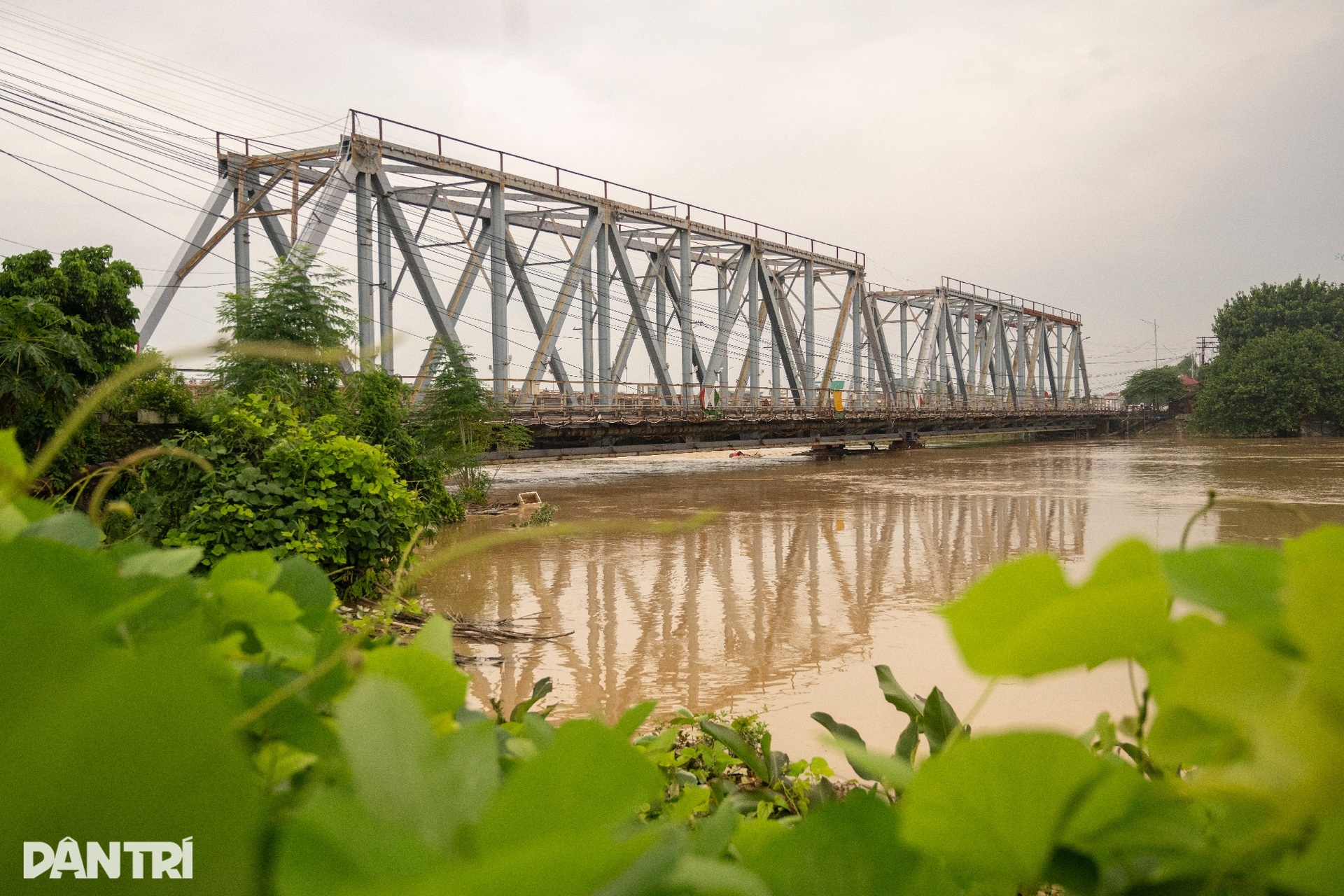 Khung cảnh xót xa với những mái nhà chìm sâu dưới dòng nước lũ - 3