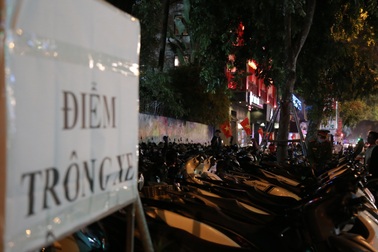 Bãi trông xe tự phát "chặt chém", tha hồ "hốt bạc" đêm cuối năm