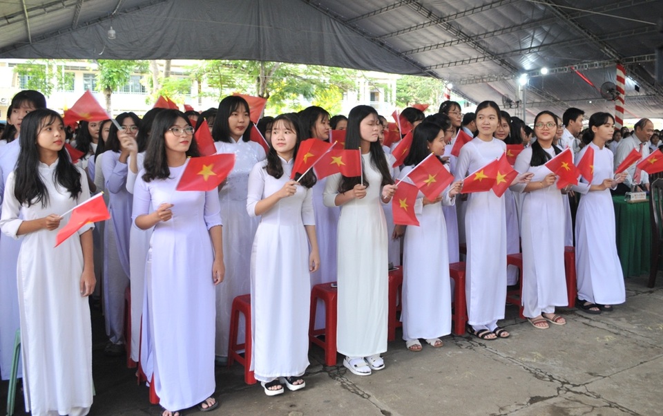 Kiểm tra thân nhiệt, khống chế số học sinh dự lễ khai giảng - 1 Kiểm tra thân nhiệt, khống chế số học sinh dự lễ khai giảng - 1