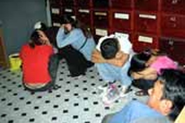 Phá 2 tụ điểm ăn chơi sa đọa tại TPHCM