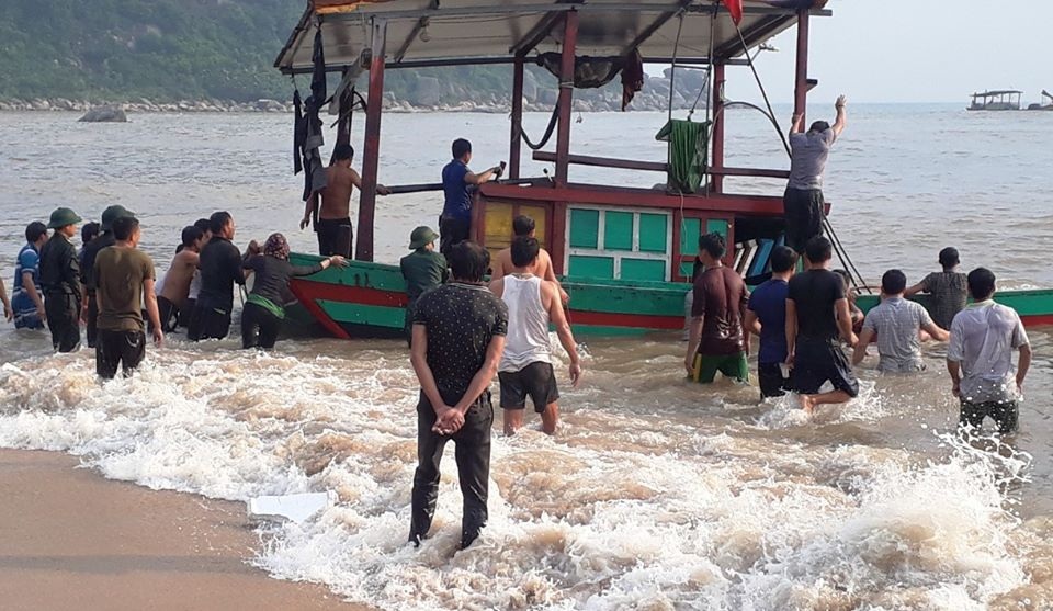 Kịp thời cứu 3 ngư dân gặp nạn trên biển - 1 Kịp thời cứu 3 ngư dân gặp nạn trên biển - 1