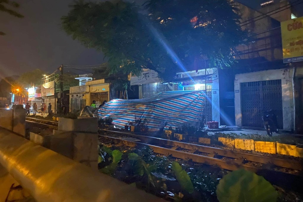 Cô gái tử vong sau va chạm giữa xe máy với tàu hỏa - 1 Cô gái tử vong sau va chạm giữa xe máy với tàu hỏa - 1
