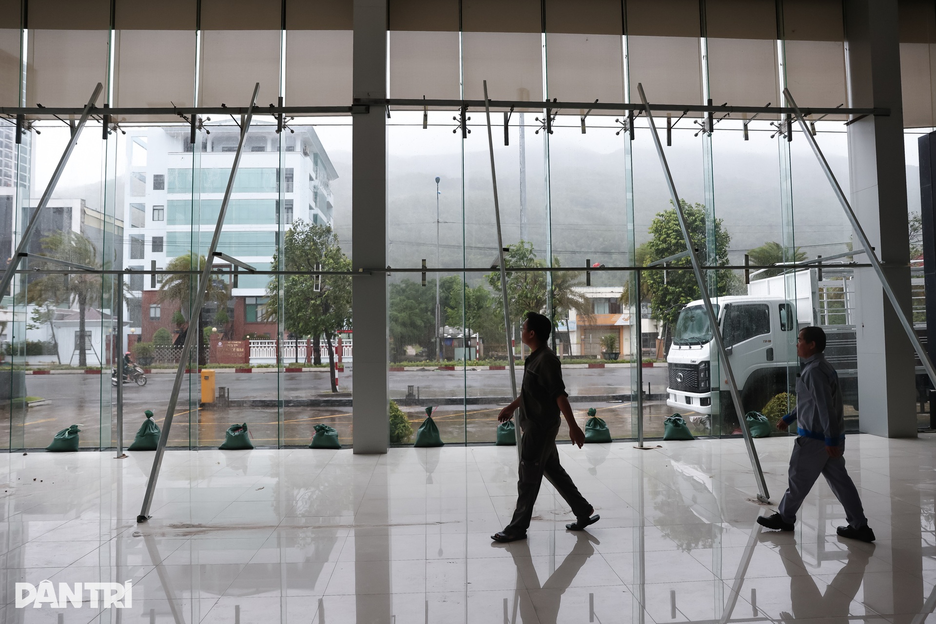 Muôn kiểu chằng chống nhà cửa của người dân miền Trung trước giờ bão đổ bộ - 2 Muôn kiểu chằng chống nhà cửa của người dân miền Trung trước giờ bão đổ bộ - 2