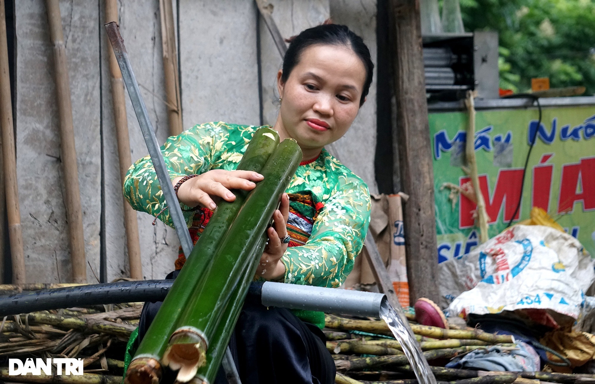 Độc đáo món cơm đồ trong ống nứa, mang hơi thở của núi rừng - 12