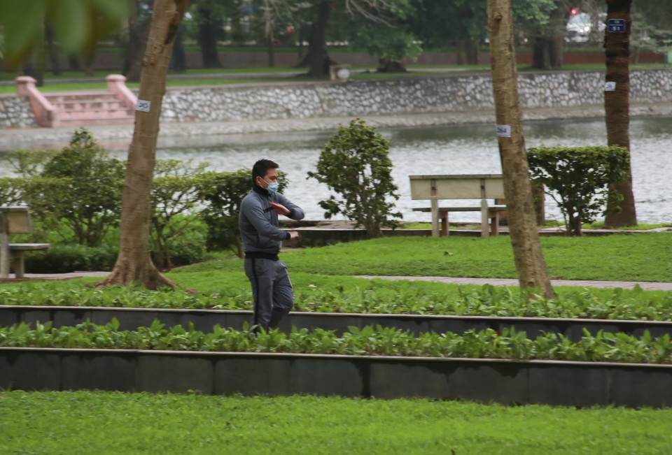 Hà Nội: Hàng loạt công viên đóng cửa, người dân vượt rào vào tập thể dục - 6 Hà Nội: Hàng loạt công viên đóng cửa, người dân vượt rào vào tập thể dục - 6