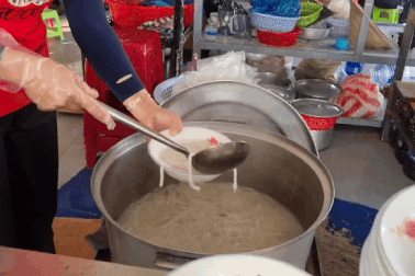 Lạ lùng quán bánh canh "ruộng" khách tự phục vụ, mỗi chiều bán cả nghìn tô