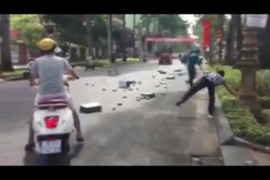 Bia đổ tràn xuống đường, người dân chung tay nhặt phụ tài xế