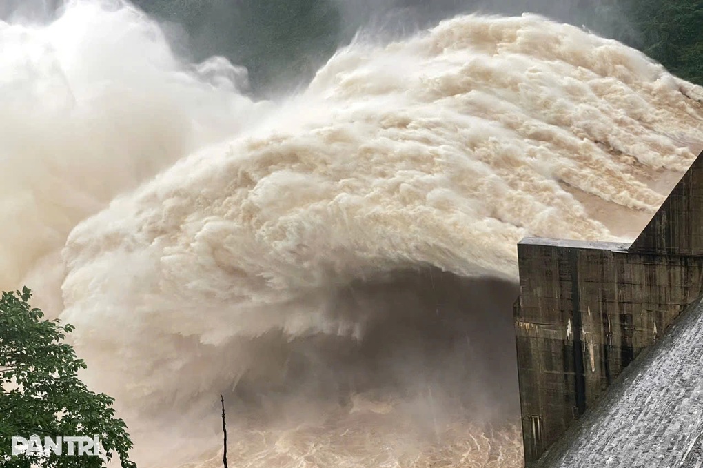 Hồ thủy điện xả nước đón mưa mới, lũ trên các sông Đà Nẵng lại lên - 1 Hồ thủy điện xả nước đón mưa mới, lũ trên các sông Đà Nẵng lại lên - 1