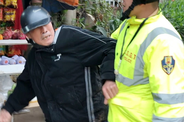 Tài xế "ma men" dùng vũ lực chống lại cảnh sát giao thông