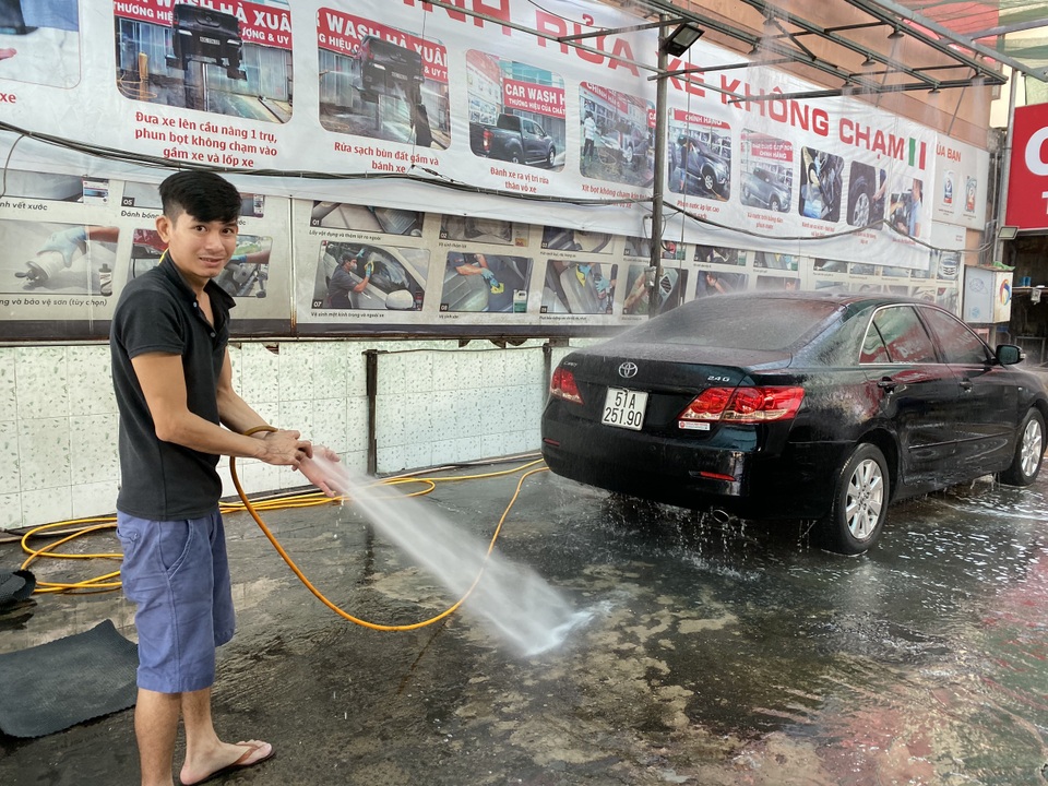Giá rửa xe tăng gấp đôi, người Sài Gòn vẫn vui vẻ - 4 Giá rửa xe tăng gấp đôi, người Sài Gòn vẫn vui vẻ - 4