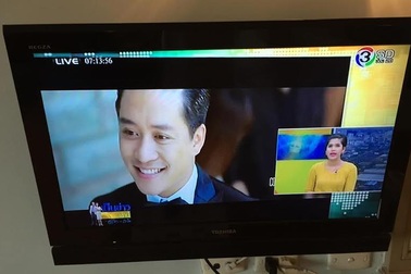 Truyền hình Thái Lan nhắc chuyện Tuấn Hưng cạo trọc đầu