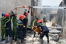 Bình gas phát nổ, 3 căn nhà bị thiêu rụi