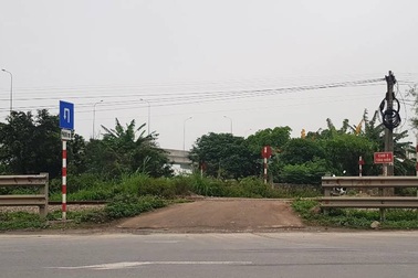 Băng qua đường ngang dân sinh, hai vợ chồng bị tàu đâm thương vong