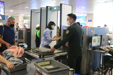 Người phụ nữ lộ 20 điện thoại khi qua cửa soi chiếu sân bay Nội Bài