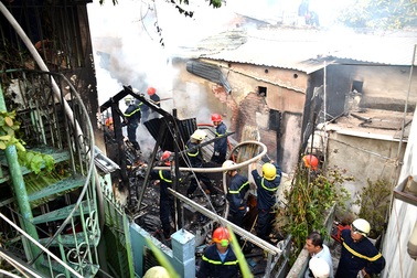 Cháy nhà trong hẻm, một người tử vong