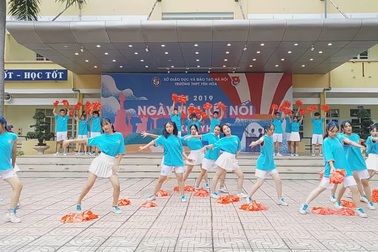 Teen Yên Hoà "cháy" hết mình chào đón học sinh khối 10