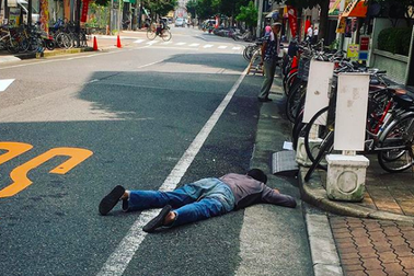 Vấn nạn "ngủ giữa đường phố" xe cộ qua lại ở Nhật Bản