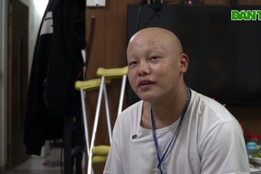 Những gia đình cùng kiệt vì viện phí, bán nhà đổi vài năm sống cho con