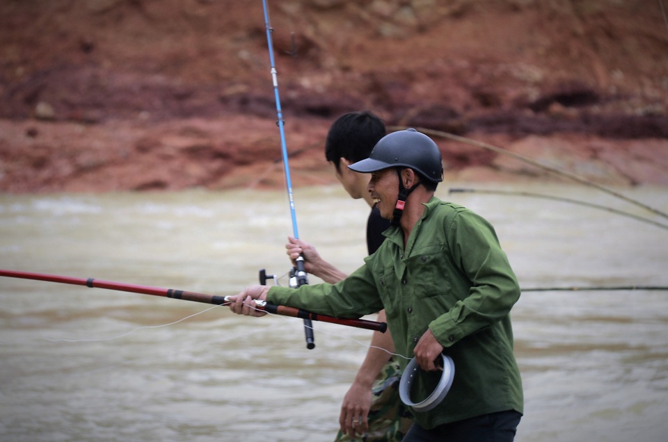 Hà Tĩnh: Hàng trăm người săn cá dưới chân tràn hồ Kẻ Gỗ - 9 Hà Tĩnh: Hàng trăm người săn cá dưới chân tràn hồ Kẻ Gỗ - 9