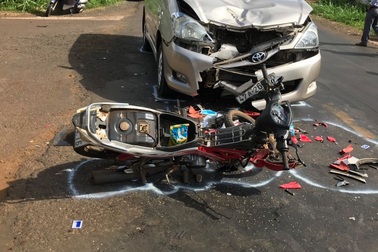 Hai học sinh lớp 9 đi xe máy bị ô tô tông nguy kịch khi đổ dốc