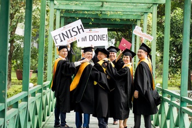 Chùm ảnh: Niềm vui ngày tốt nghiệp của các tân thạc sĩ FSB