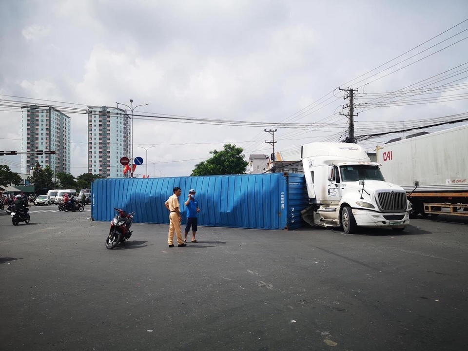 Ô tô 5 chỗ bị ép biến dạng, thùng container văng xuống đường - 3 Ô tô 5 chỗ bị ép biến dạng, thùng container văng xuống đường - 3