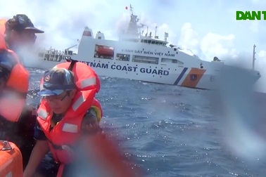 Trực thăng cùng nhiều lực lượng tìm kiếm 8 thuyền viên mất tích trên biển