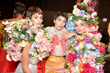 Dàn mẫu hóa thành rừng hoa di động